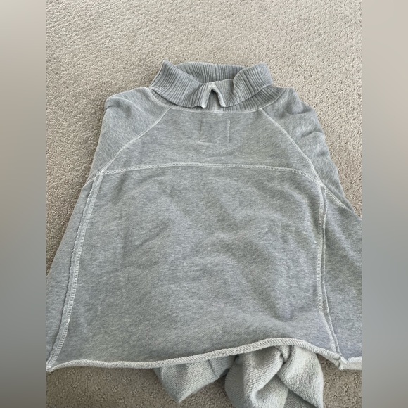 Aerie Women’s Cropped Mock Neck Sweatshirt- Size L
NWT - Picture 2 of 4